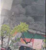 蚌埠一臨街小區發生火災 現場火光沖天所幸無人員傷亡（視頻）