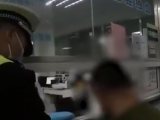 淮南一男子醉驾 抽血检测路上痛哭自扇耳光