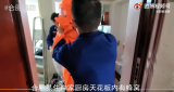合肥一小区住户厨房群蜂乱舞  拆开天花板后惊现大蜂巢