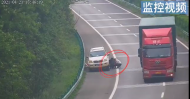 安慶：高速彎道四人“悠然”修車  后方車輛紛紛避讓