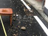 合肥一小区居民们出行竟要贴墙走 只因这一隐患一直未解决！