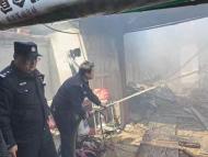 村民做饭不慎引发火灾 泗县民警及时灭火