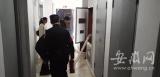 合肥一小区19楼阳台杂物着火 民辅警带上灭火器迅速灭火