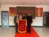 趁爸爸睡着，2岁女童出门玩耍后迷路街头