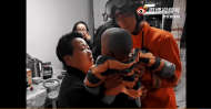 銅陵：孩童不慎將自己鎖在房?jī)?nèi) 消防救人一氣呵成