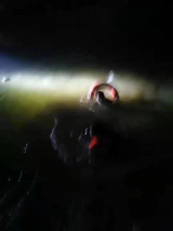 轿车深夜失控落水塘两人被困 宿州民警抱着救生圈跳水救人，事后回忆不会水但来不及多想
