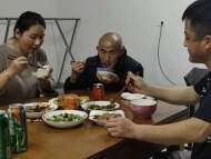池州男子回鄉(xiāng)見到老父大哭視頻霸屏熱搜  現(xiàn)已和老父一起生活