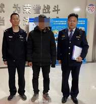 淮北男子在古城墙附近探测  疑似盗墓被抓