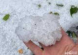 云南文山遭遇冰雹天气 街道瞬间变成了“冰河”