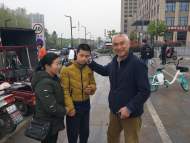 “早點媽媽”后續：愛心讀者看望母子倆并送上資助金