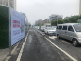 ​合肥翡翠路与习友路交口附近多处竖围挡  市民：这一段路为何反复修？