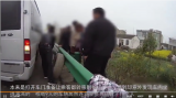 蚌埠一客车路上更换轮胎  民警上前帮忙竟发现严重超员