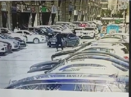 合肥4歲男童小區(qū)停車場被卷入車底  10多人趕來抬車沒能救回