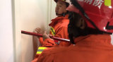 一岁宝宝独自被困玩具房   芜湖消防紧急破门营救