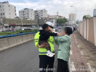 合肥一4歲男孩從幼兒園溜出來玩耍   因迷路路邊哭泣