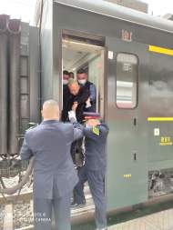 進(jìn)京列車緊急臨停救病患