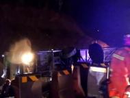 陰雨天猛剎車大客車側翻到高速護欄外   多人受傷