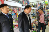 庐江县龙桥镇副镇长率队整治校园周边安全隐患