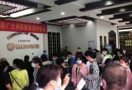 合肥市民起大早排長隊接種新冠疫苗