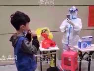 六安7歲男孩吹響《我和我的祖國》   感謝核酸檢測工作人員