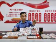 合肥一鐵路職工收藏2000多枚紀念徽章   串起一段段紅色歷史記憶
