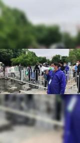 合肥奥体方舱接种点 市民排队打新冠疫苗
