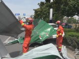 淮南一男子驾车轧到石头 方向失控撞上防护铁皮被困
