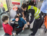 合肥：老人公交车上口吐白沫 巡逻民警火速送医