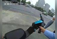 女子摔傷滿臉是血?合肥高新交警送醫(yī)掛號(hào)