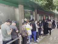 肥西縣上派鎮(zhèn)衛(wèi)星接種點：居民排起長龍 新配送的新冠疫苗針劑剛剛抵達接種點