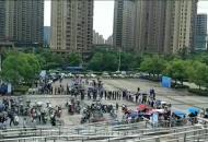 合肥奧體中心方艙接種點 居民排長隊打新冠疫苗