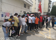 六安市區各小區核酸檢測已經開始  居民排隊有序