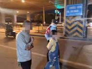 合肥一名9歲女童負氣離家出走 ?深夜躲路邊汽車后獨自哭泣
