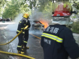 三车相撞后一轿车起火 宿州消防紧急扑灭