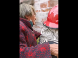 淮南一民房起火老人吓得瘫坐火场  消防员背起老人撤离