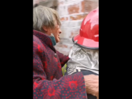 淮南一民房起火老人嚇得癱坐火場  消防員背起老人撤離