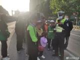 6座面包车硬生生塞进18人  轮胎瘪行驶吃力被合肥交警查获