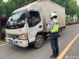 这辆货车被查：核载3人实载23人