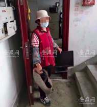 71歲老奶奶撿走電腦顯示器：以為人家不要了