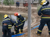羊圈突发大火 六安消防员手抬浮艇泵从河塘取水灭火