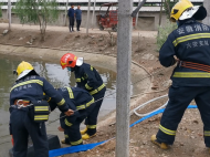 羊圈突發大火 六安消防員手抬浮艇泵從河塘取水滅火