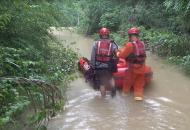 連續暴雨淹沒路橋 涇縣一老司機被困
