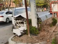 宿州：因琐事走神误将油门当刹车 驾驶人径直撞向指示牌杆