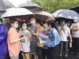 群众接种新冠疫苗突遇暴雨 合肥女民警雨中维护接种秩序