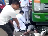 自卸車撞倒電動車 兩名男孩被卷入車底不幸身亡 事發亳州