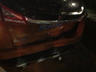 蕪湖一男子醉駕撞到路邊車輛  車頭被撞面目全非