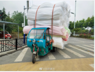 危險！合肥一三輪車上搭載“巨無霸”上路