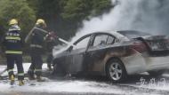轎車行駛中突然著火  消防人員撲救時發現車底漏油