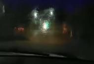 六安暴雨中大貨車側翻 駕駛員被困