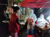 六安餐馆老板做夜宵送医护：抗疫不是一个人的事情